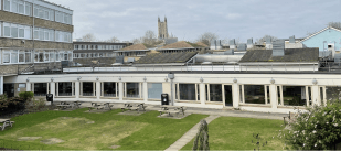 Structured lessons modelled on the UK academic tradition